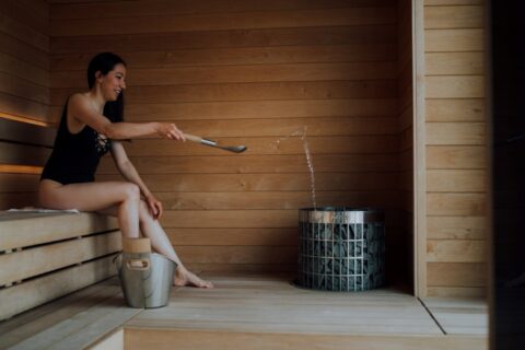 Sauna ahju vett viskav inimene.