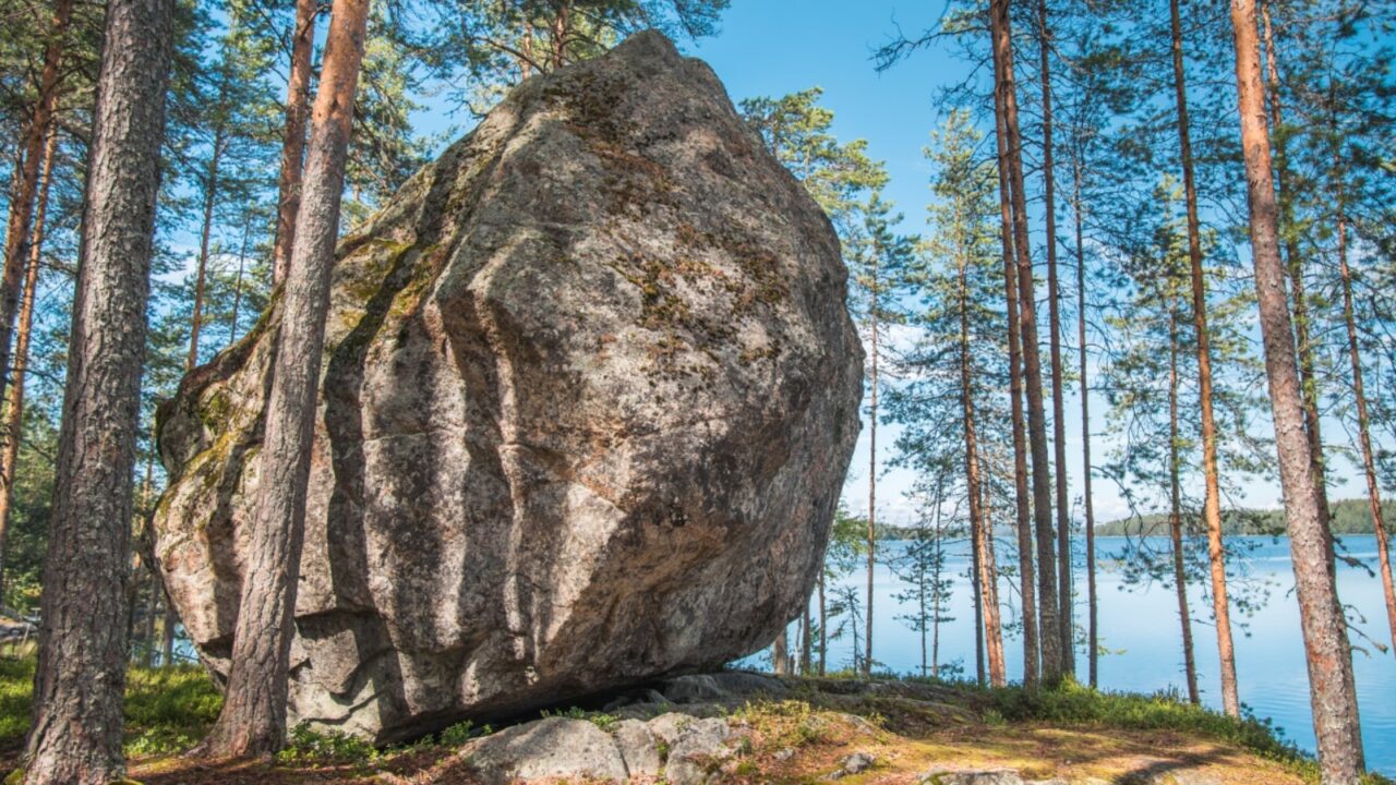 Jättiläisen kivi järven rannalla Jämsässä kesällä.