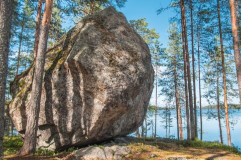 Jättiläisen kivi järven rannalla Jämsässä kesällä.
