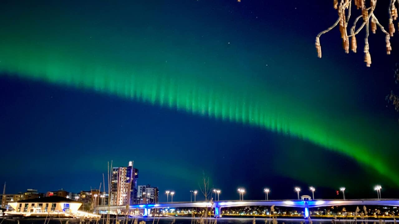Aurora boreal capturada sobre el lago Jyväsjärvi en Jyväskylä.