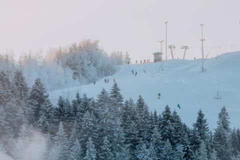 People downhill skiing at Himos Jämsä.