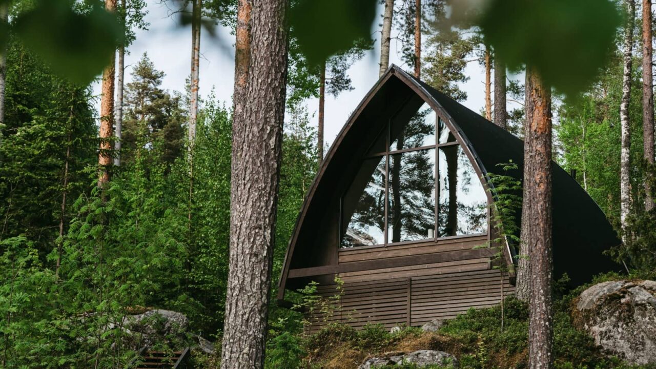 Lumous metsämajoite ulkoapäin kesäisessä metsässä
