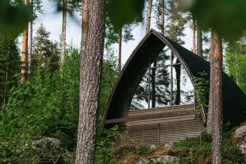 Lumous metsämajoite ulkoapäin kesäisessä metsässä