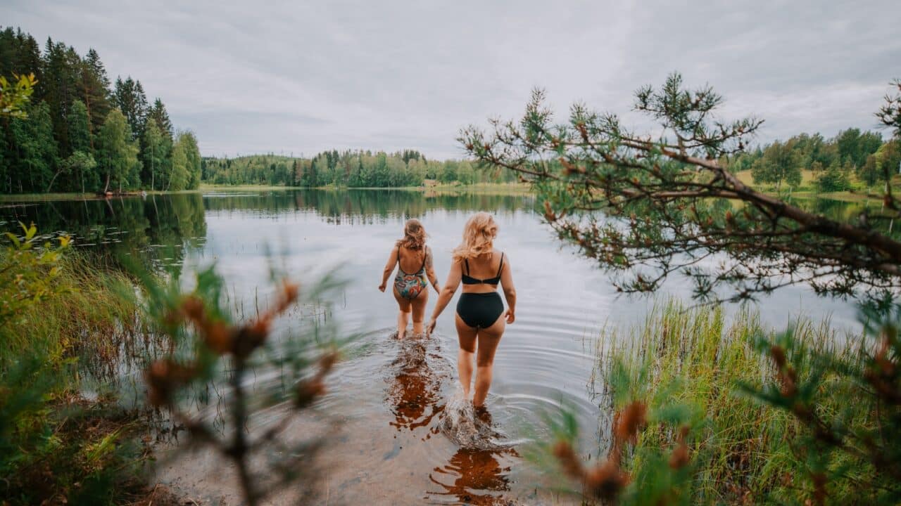 Kaks inimest kõnnivad rannas
