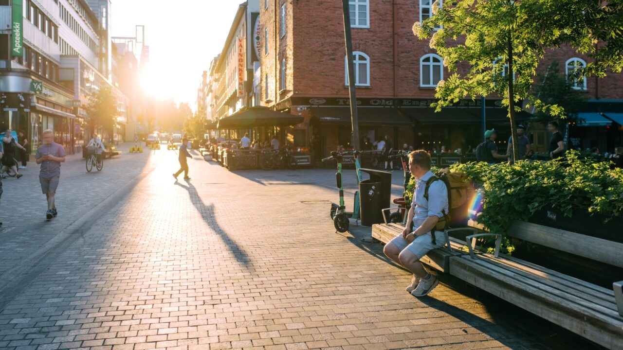 Henkilö istuu penkillä kävelykadulla Jyväskylässä.