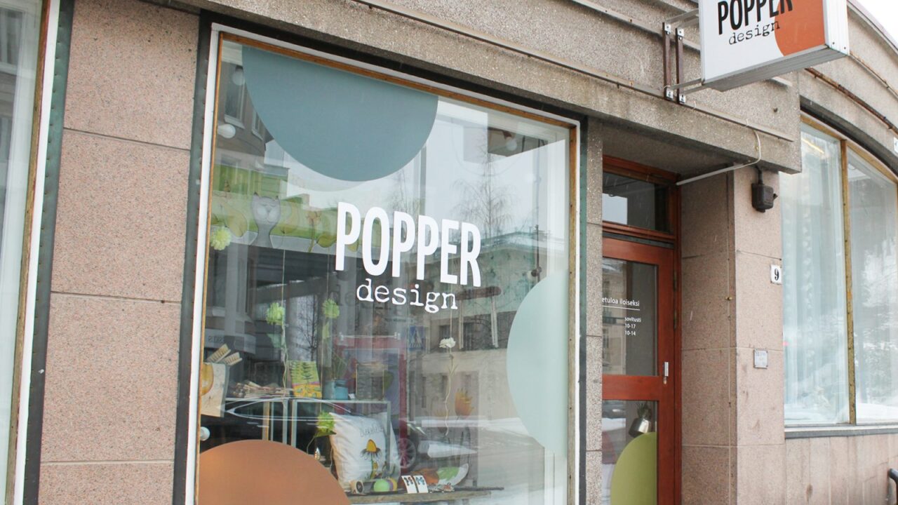 Popper design -niminen kauppa ulkoa päin kuvattuna.