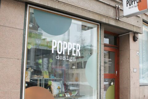 Popper design -niminen kauppa ulkoa päin kuvattuna.