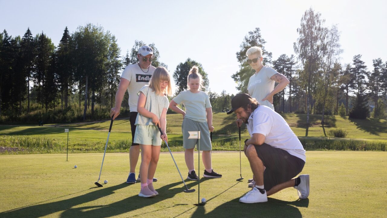 People and children playing golf in Himos.