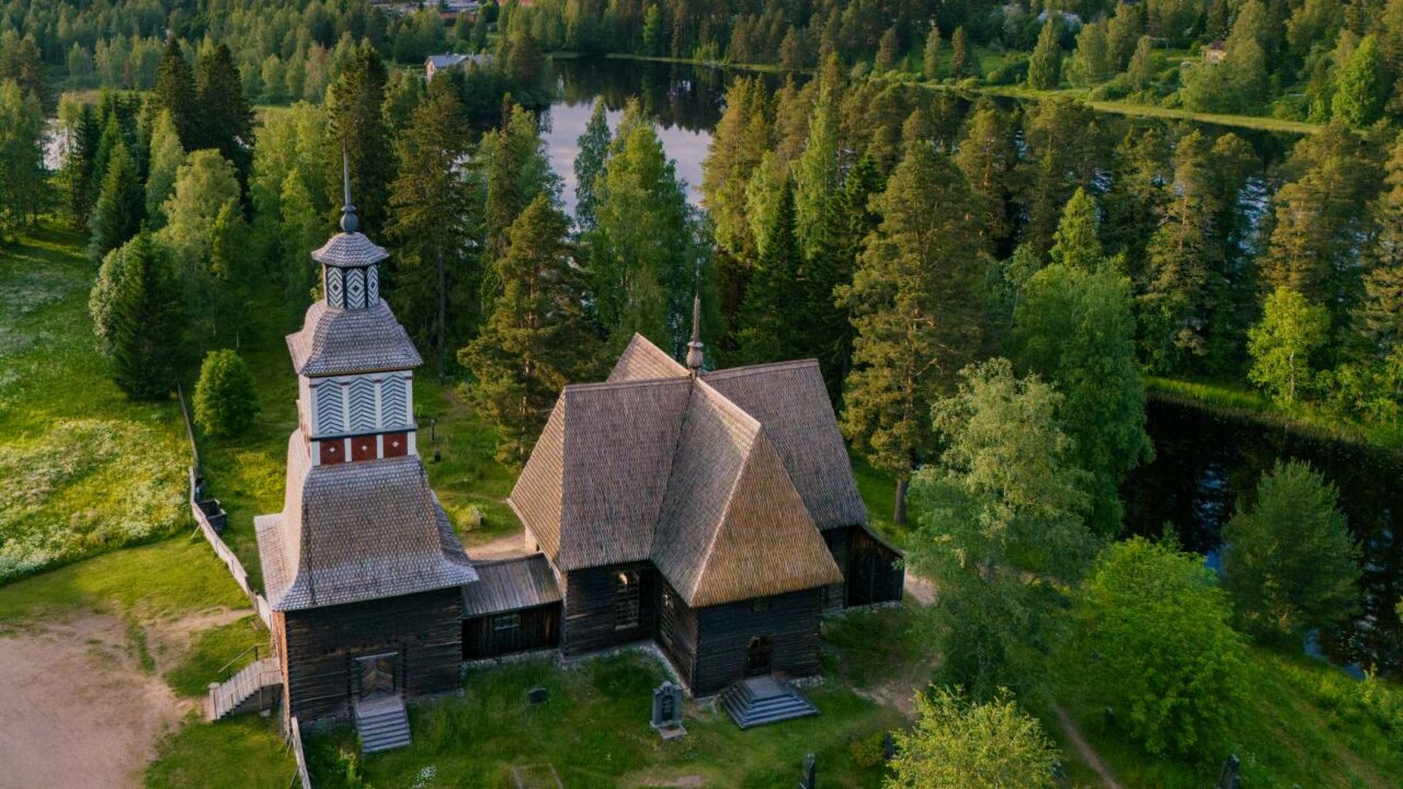 Kesäinen ilmankuva Petäjäveden vanhasta kirkosta.