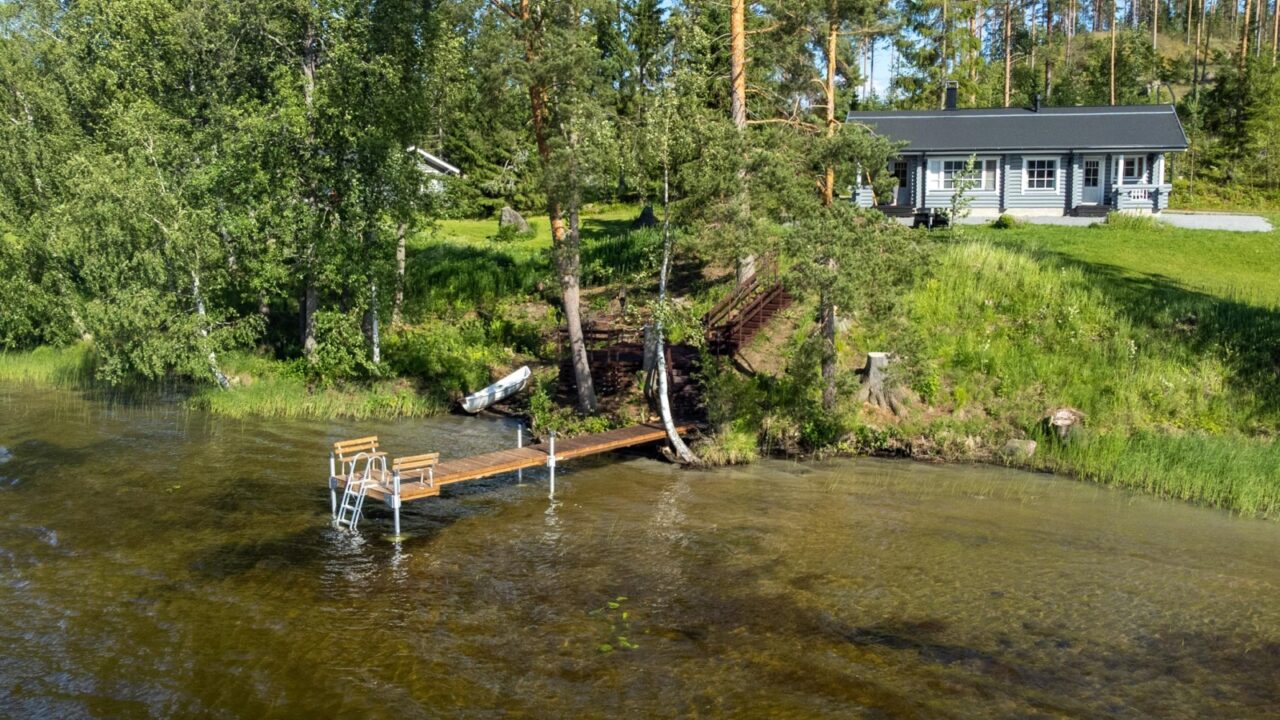 Mökin pihapiiri ja laituri kesällä.