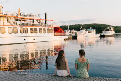 Two people are sitting on a pier in Lutakko harbour in Jyväskylä.