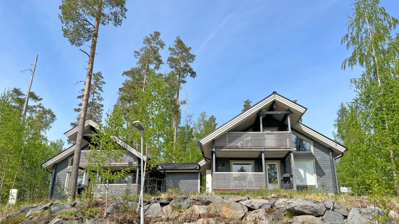 Mökkejä Riihivuoren laella Muuramessa kesällä