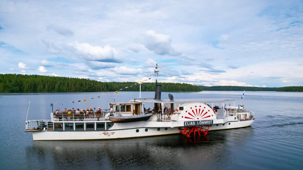 The paddle steamer Elias Lönnrot is cruising.