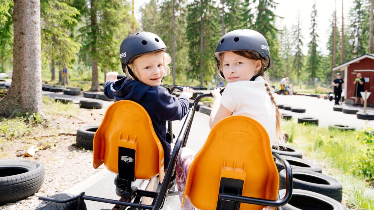 Puuhapuisto Veijarin polkuautot.