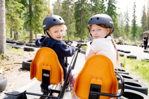 Puuhapuisto Veijarin polkuautot.