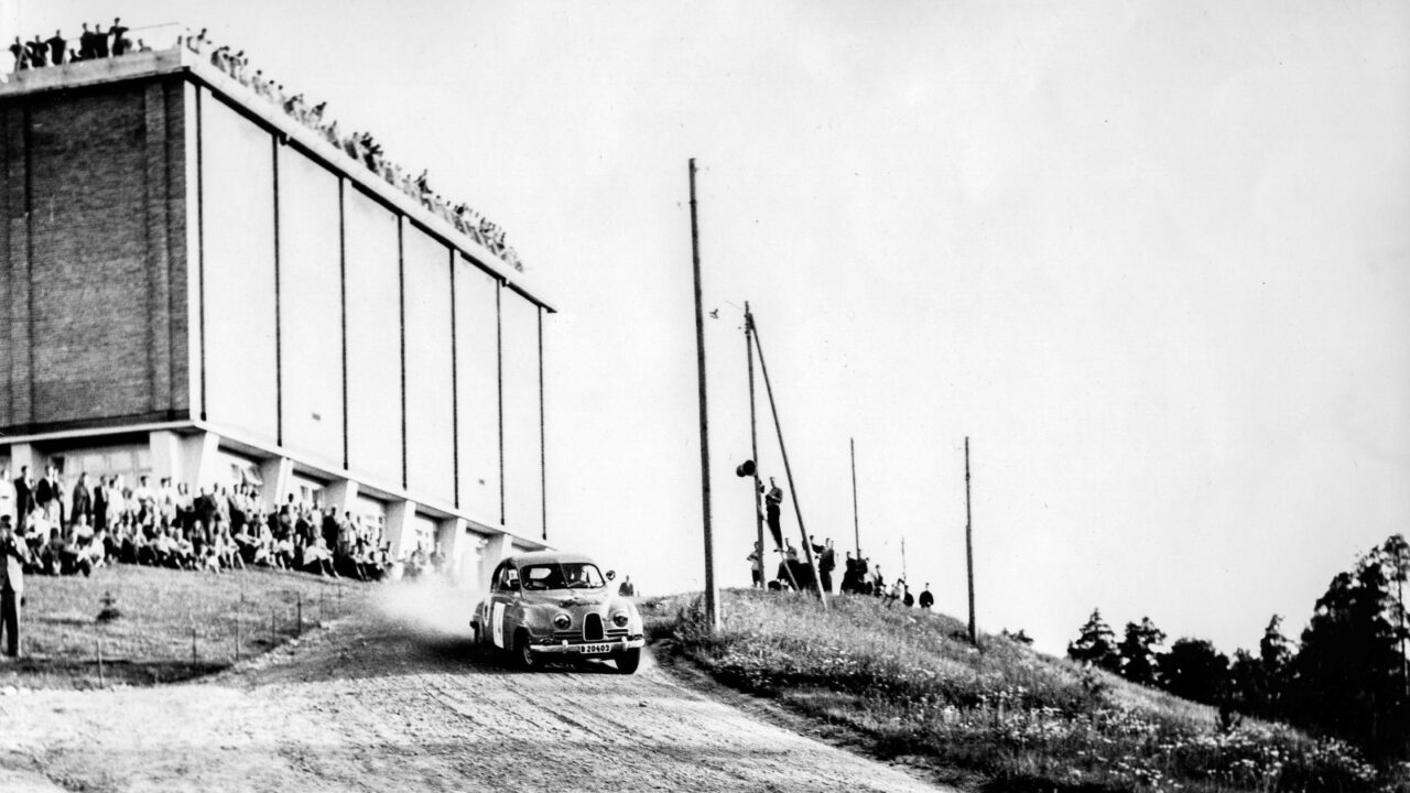 Harjun EK vuonna 1957 ralliauto Harjun rinteellä.