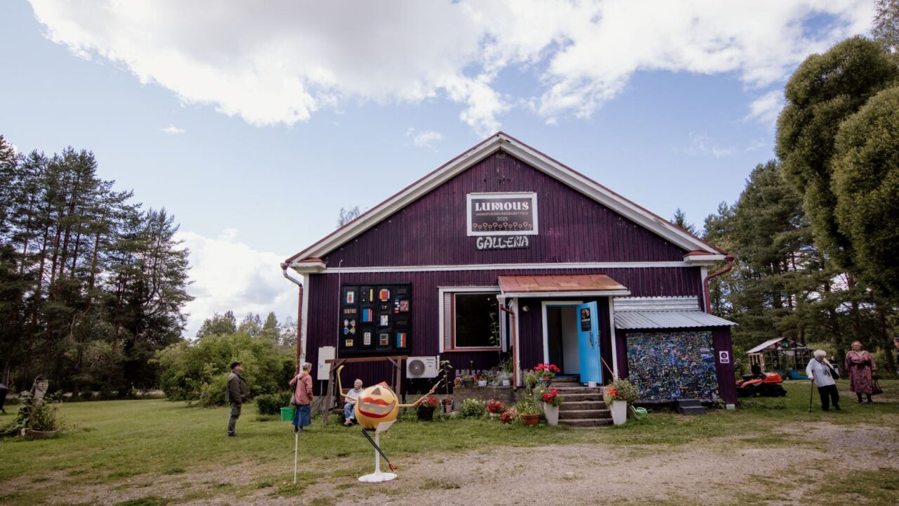 Taidelaitos Haihatuksen Galleriatalo ulkoa päin.