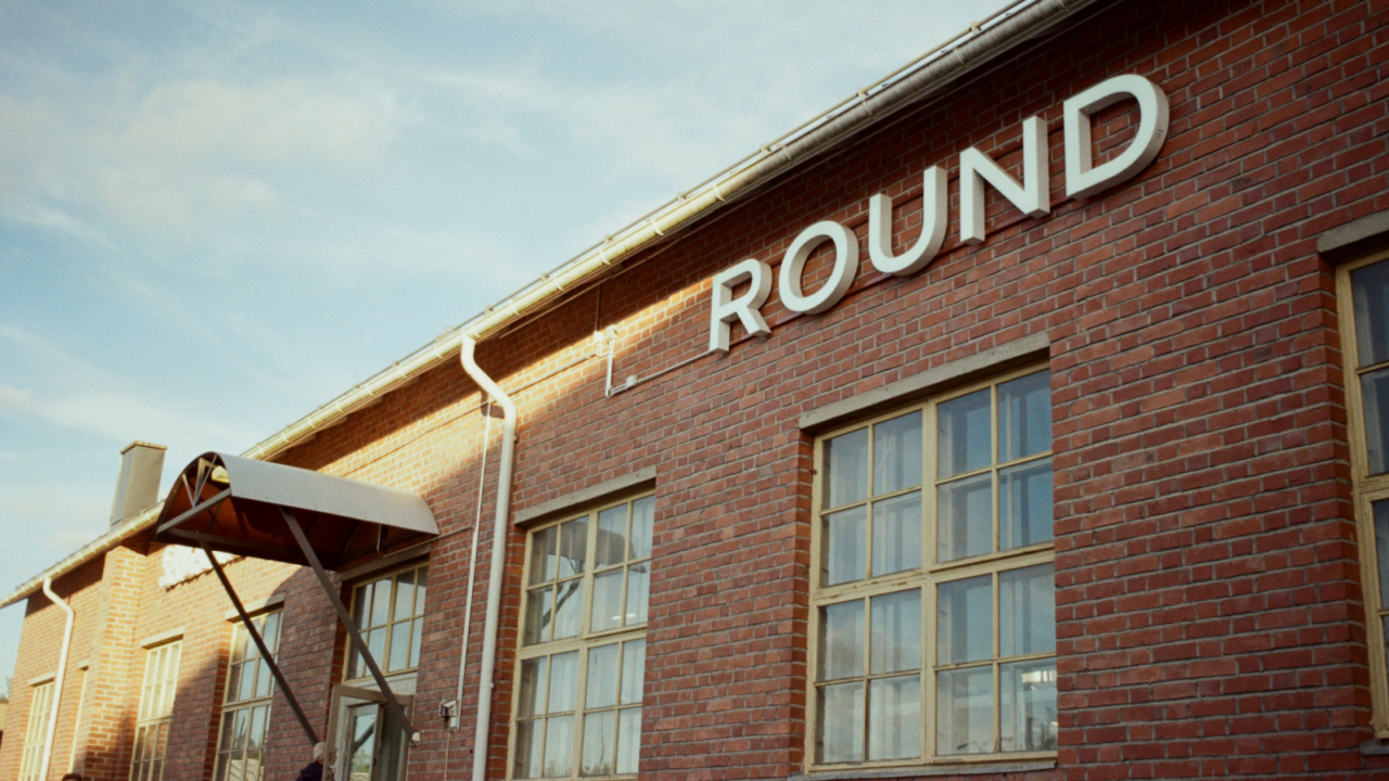 Round2 kirpputorin logo ulkoseinässä.