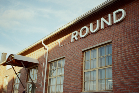Round2 kirpputorin logo ulkoseinässä.