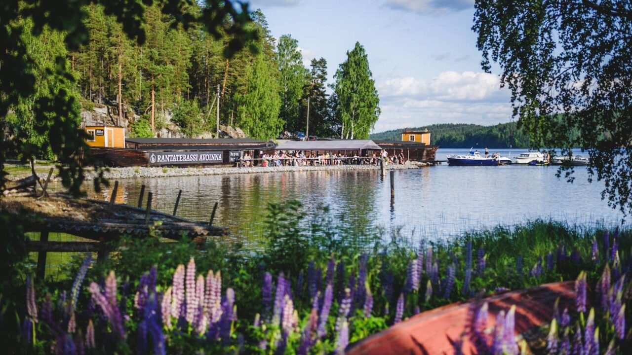 Savutuvan Apajan ranta ja terassi.
