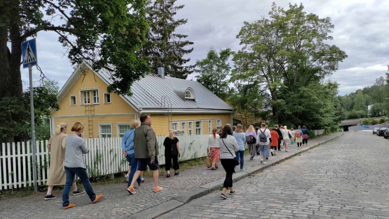 Opas johdattamassa ryhmää kadulla