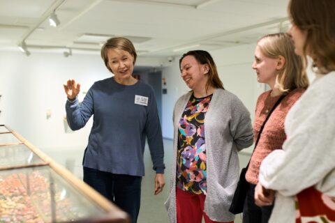 Henkilöitä Jyväskylän Taidemuseossa katsomassa näyttelyä.