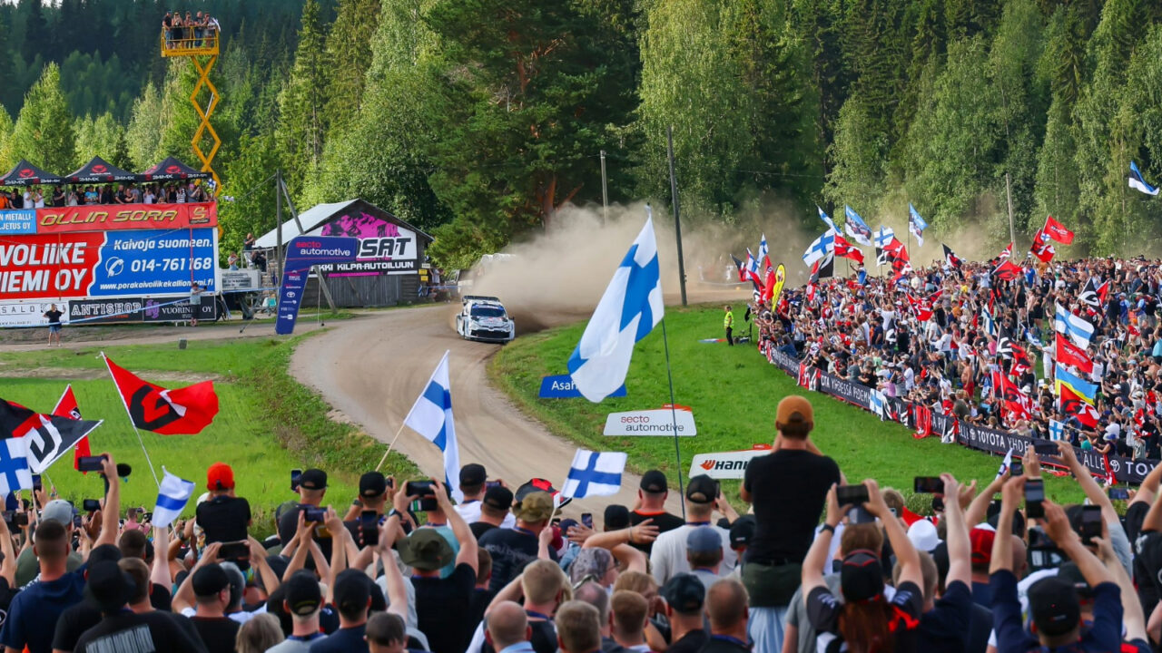 Ralliauto kaahaa yleisön edessä Jämsän Ouninpohjassa.