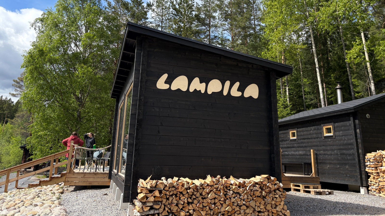 Lampilan saunamaailma Vuorilammen rannalla kesäaikaan.