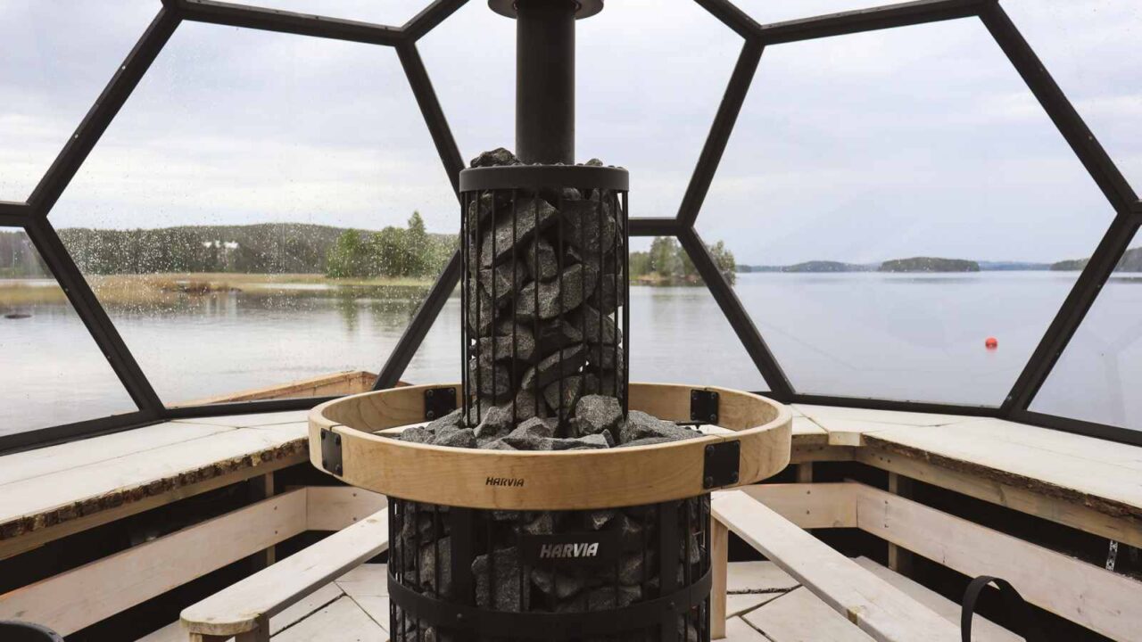 Näkymä iglusaunan ikkunoista kesäiselle järvelle