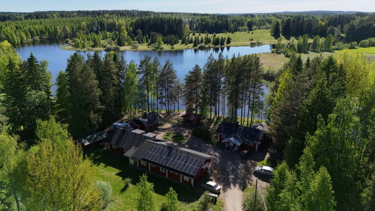 Aerial view of the Venetsianranta area. The image shows a cottage, a sauna, and an apartment building.