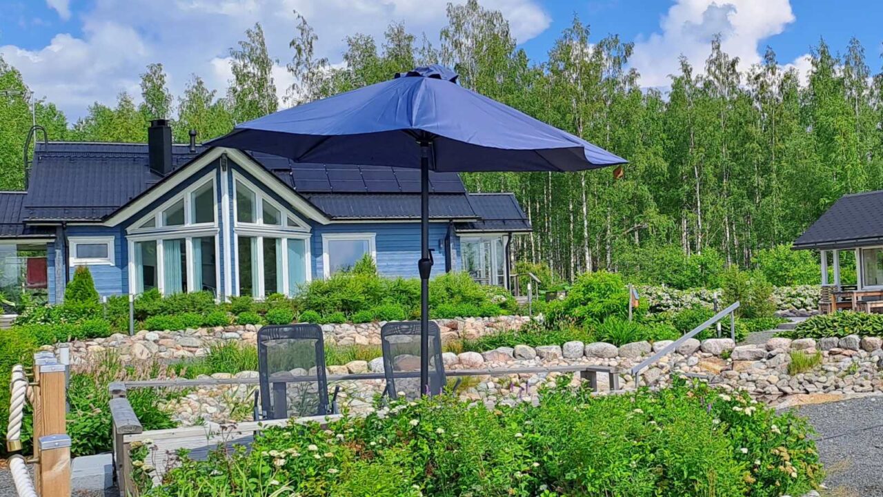 Sininen huvila ulkoapäin kuvattuna.