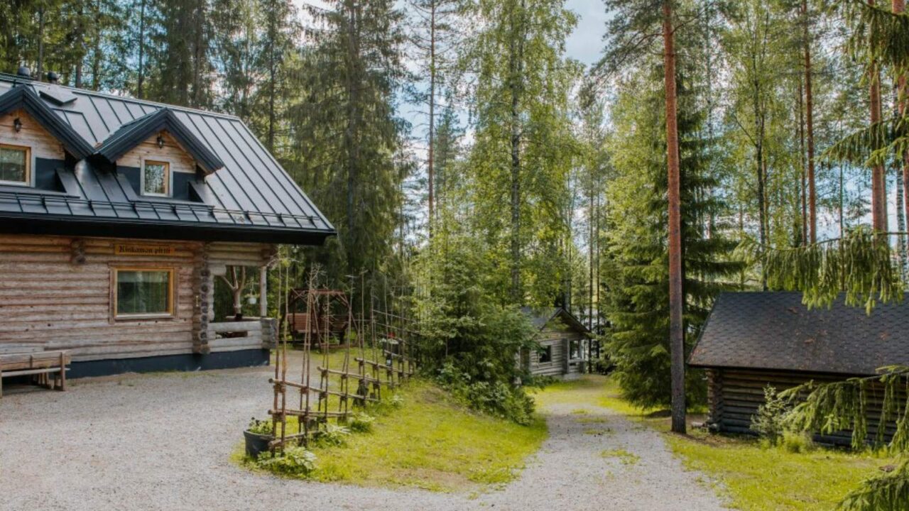 Kinkamon Pirtti kesäaikana ulkoa