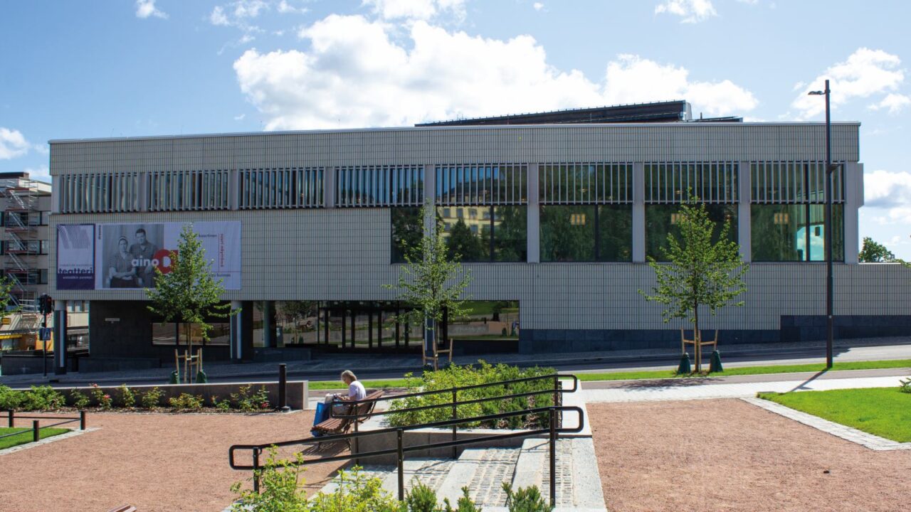 Jyväskylän kaupunginteatteri kuvattuna Kirkkopuistosta päin.