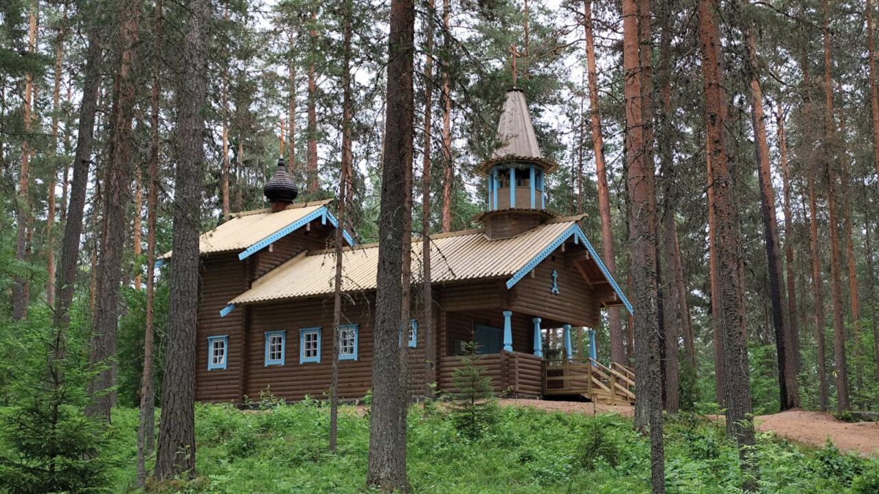 Pyhittäjä Arseni Konevitsalaisen tšasouna mäntyjen ympäröimänä
