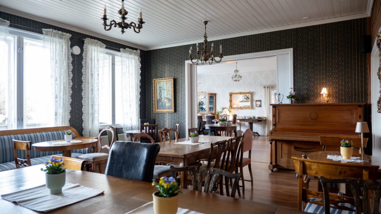 Ruokasali vanhassa pappilarakennuksessa.