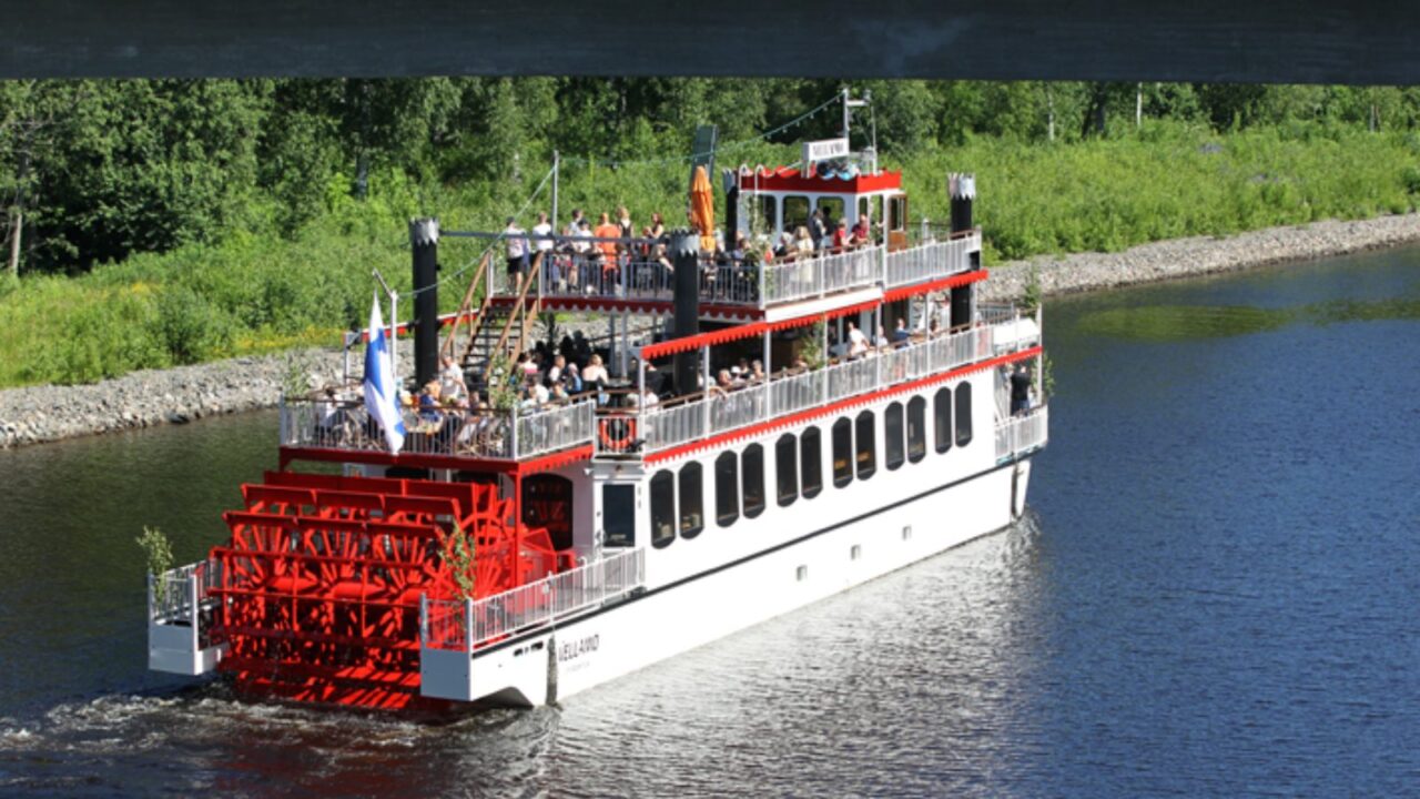 Siipiratasalus järvellä.