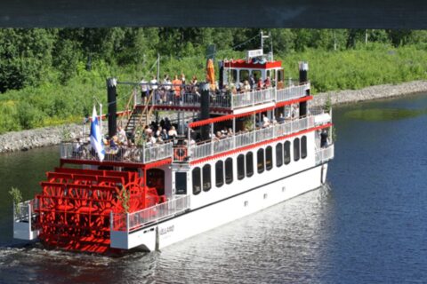 Siipiratasalus järvellä.