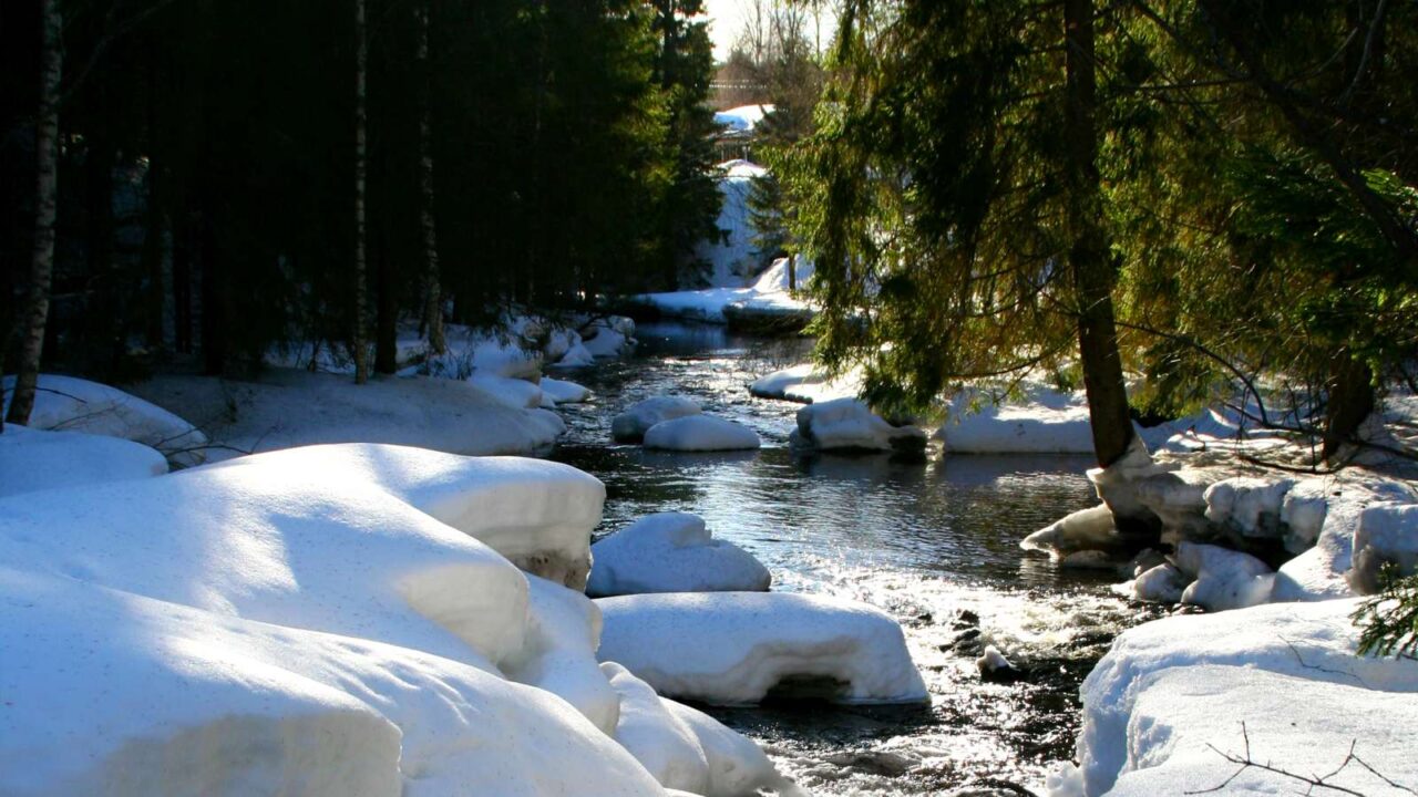 Talvinen jokimaisema