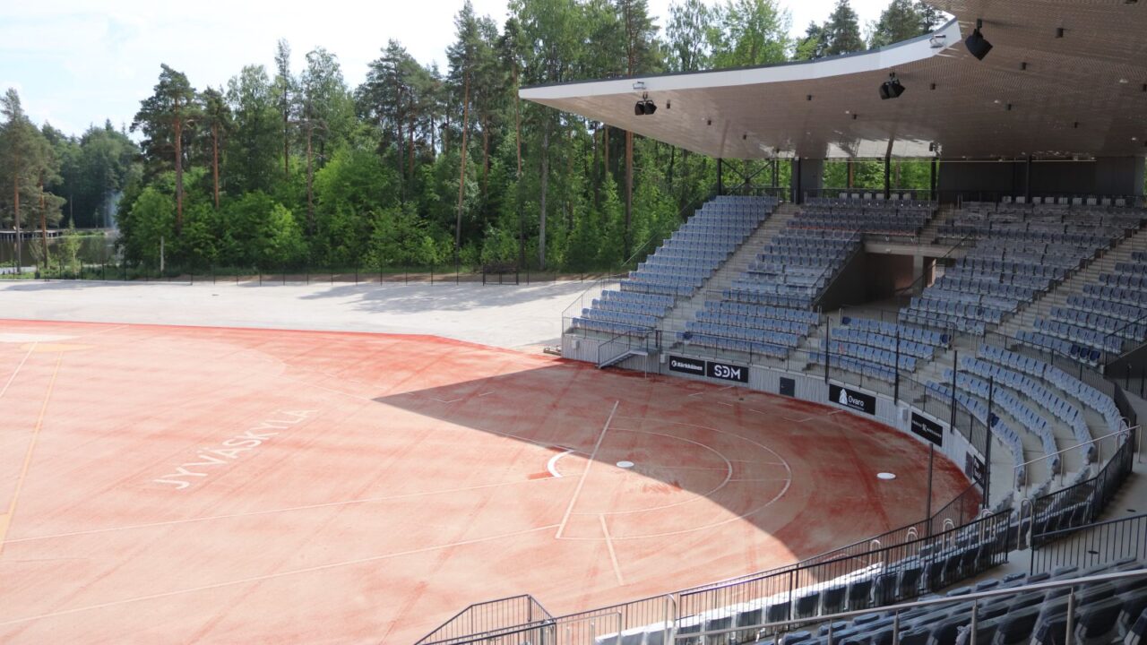 La imagen muestra un estadio de pesäpallo (béisbol).
